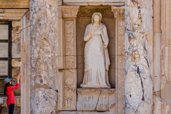 Pessoas Visitam Antiga Biblioteca Celsus Éfeso Cidade Histórica Antiga Selcuk — Fotografia de Stock