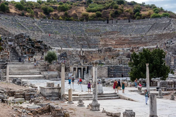 Ludzie Odwiedzić Starożytne Ruiny Ephesus Historyczny Starożytnego Miasta Selçuk Izmir — Zdjęcie stockowe