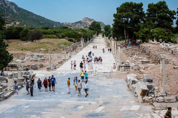 Gente Visita Ruinas Antiguas Antigua Ciudad Histórica Éfeso Selcuk Izmir —  Fotos de Stock