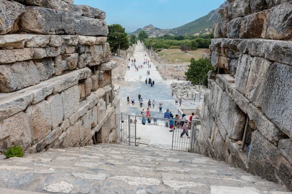 Selçuk, Izmir, Türkiye: 20 Ağustos 2017 yılında Efes tarihi antik kenti, antik kalıntılar kişi ziyaret