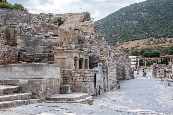 Selçuk, Izmir, Türkiye: 20 Ağustos 2017 yılında Efes tarihi antik kenti, antik kalıntılar kişi ziyaret