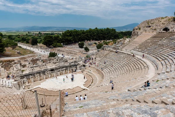 Pessoas Visitam Anfiteatro Coliseu Éfeso Cidade Histórica Antiga Selcuk Vista — Fotografia de Stock