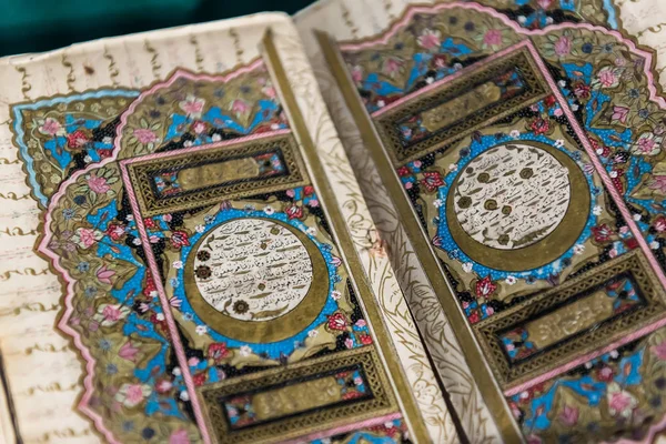 Mohammedaanse Heilige Oude Boek Quran Mevlana Museum Konya Turkije Augustus — Stockfoto