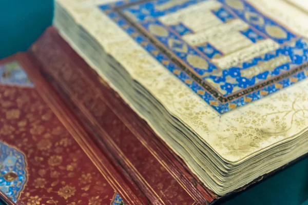 Muzułmańskie Święta Starożytna Księga Koranu Mevlana Muzeum Konya Turcja Sierpnia — Zdjęcie stockowe