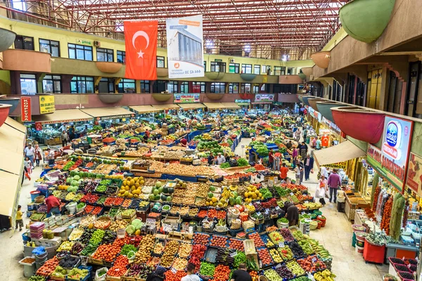 Melike Hatun 集市或 Kadinlar Pazari 妇女集市 这是一个传统的土耳其杂货店集市 人们在科尼亚 土耳其购买蔬菜 水果和香料 — 图库照片
