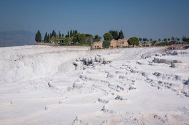 Turkuaz rengi Pamukkale (pamuk Kalesi) Traverten havuzları ve nerede Pamukkale, Türkiye'de ziyaret etmek için insanları seviyorum teraslar ile popüler görünümüdür.