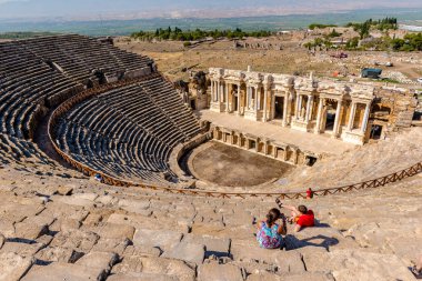 Pamukkale, Turkey.25 Ağustos, 2017 antik Yunan kent Hierapolis, tiyatroda antik kalıntıları kişi ziyaret