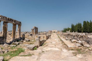 Tuvalet Hierapolis antik kenti Pamukkale, Türkiye'de Frontinus cadde boyunca görünümünü.