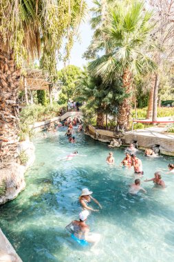 Kimliği belirsiz kişi Ağustos, 2017 antika havuzu, Hierapolis antik kenti Pamukkale,Turkey.25 içinde yüzmek