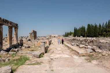 İnsanlar tuvalet Hierapolis antik kenti Pamukkale, Türkiye'de Frontinus cadde boyunca ziyaret.