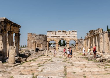 İnsanlar tuvalet Hierapolis antik kenti Pamukkale, Turkey.25 Ağustos 2017 yılında Frontinus cadde boyunca ziyaret