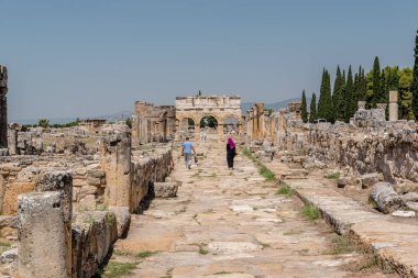 İnsanlar tuvalet Hierapolis antik kenti Pamukkale, Türkiye'de Frontinus cadde boyunca ziyaret.