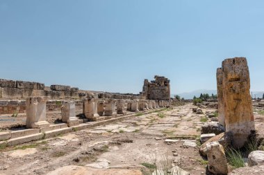 Tuvalet Hierapolis antik kenti Pamukkale, Türkiye'de Frontinus cadde boyunca görünümünü.