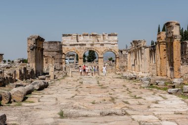 İnsanlar tuvalet Hierapolis antik kenti Pamukkale, Turkey.25 Ağustos 2017 yılında Frontinus cadde boyunca ziyaret