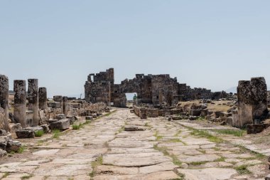 Llatrine Frontinus cadde, Hierapolis antik kenti, Pamukkale, Türkiye.