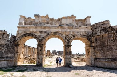 Hierapolis antik kenti Pamukkale, Türkiye'de Bizans kapıda kişi ziyaret.