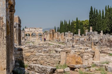 İnsanlar tuvalet Hierapolis antik kenti Pamukkale, Türkiye'de Frontinus cadde boyunca ziyaret.
