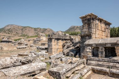 Pamukkale 'nin kuzeyindeki Hierapolis' teki antik mezarlar. UNESCO Dünya Mirası