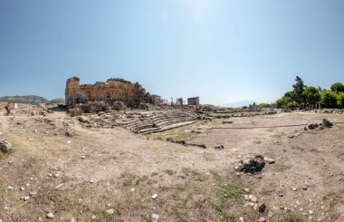 Yüksek çözünürlüklü panoramik görüntüsü antik Hierapolis, Pamukkale, Türkiye'de mahveder. UNESCO Dünya Heritage.25 Ağustos 2017