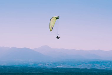 Yamaç paraşütü Traverten havuzları ve teraslar ve paraglide hava ile popüler olan Pamukkale (pamuk Kalesi) üzerinde.
