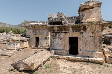 Pamukkale 'nin kuzeyindeki Hierapolis' teki antik mezarlar. UNESCO Dünya Mirası