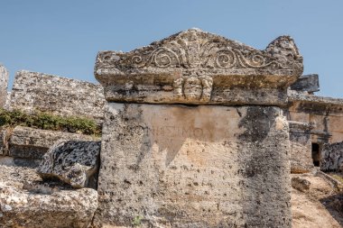 Pamukkale 'nin kuzeyindeki Hierapolis' teki antik mezarlar. UNESCO Dünya Mirası