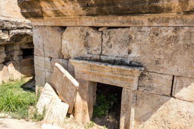 Pamukkale 'nin kuzeyindeki Hierapolis' teki antik mezarlar. UNESCO Dünya Mirası