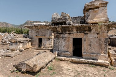 Pamukkale 'nin kuzeyindeki Hierapolis' teki antik mezarlar. UNESCO Dünya Mirası