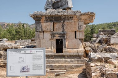 Pamukkale 'nin kuzeyindeki Hierapolis' teki antik mezarlar. UNESCO Dünya Mirası