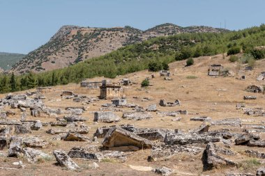Pamukkale 'nin kuzeyindeki Hierapolis' teki antik mezarlar. UNESCO Dünya Mirası