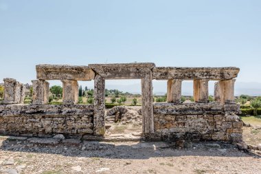 Pamukkale 'nin kuzeyindeki Hierapolis' teki antik mezarlar. UNESCO Dünya Mirası