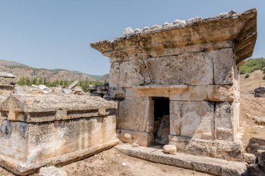 Pamukkale 'nin kuzeyindeki Hierapolis' teki antik mezarlar. UNESCO Dünya Mirası