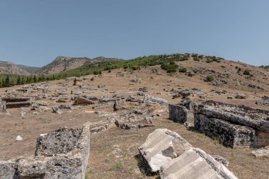 Pamukkale 'nin kuzeyindeki Hierapolis' teki antik mezarlar. UNESCO Dünya Mirası
