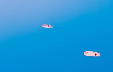 Yamaç paraşütü Traverten havuzları ve teraslar ve paraglide hava ile popüler olan Pamukkale (pamuk Kalesi) üzerinde.