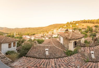 Yüksek çözünürlük dış panoramik manzaraya Şirince Köyü günbatımı. Selçuk, Izmir, Türkiye.