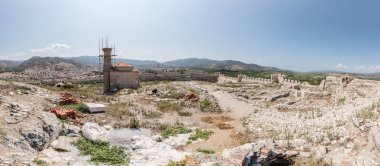 Yüksek çözünürlüklü dış panoramik görüntüsü Ayasuluk Kalesi, kale Ayasuluk Hill.Fortress üzerinde Bizans ve Osmanlı döneminden tarihleri. Selçuk, Izmir, Türkiye.