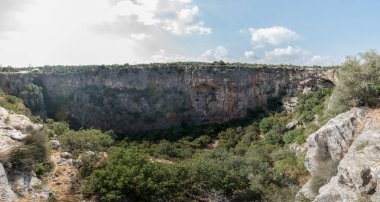 Yüksek çözünürlüklü panoramik hava iç görüntüsü cennet uçurum Silifke, Mersin Türkiye semtinde.