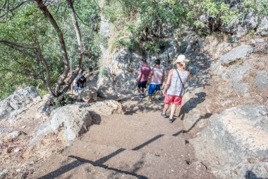 Mağara Silifke İlçesi, Mersin Turkey.29 Ağustos 2017 Cennet Çöküğü doğru taş kaygan merdivenlerden kimliği belirsiz insanlar