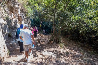 Mağara Silifke İlçesi, Mersin Turkey.29 Ağustos 2017 Cennet Çöküğü doğru taş kaygan merdivenlerden kimliği belirsiz insanlar