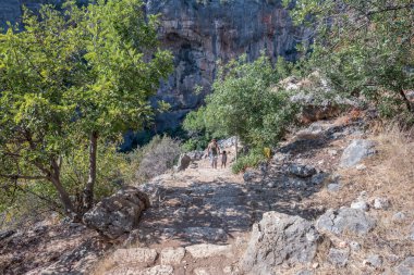 Mağara Silifke İlçesi, Mersin Turkey.29 Ağustos 2017 Cennet Çöküğü doğru taş kaygan merdivenlerden kimliği belirsiz insanlar