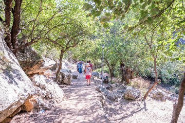 Mağara Silifke İlçesi, Mersin Turkey.29 Ağustos 2017 Cennet Çöküğü doğru taş kaygan merdivenlerden kimliği belirsiz insanlar