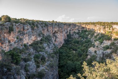 Yüksek çözünürlüklü panoramik hava iç görüntüsü cennet uçurum Silifke, Mersin Türkiye semtinde.