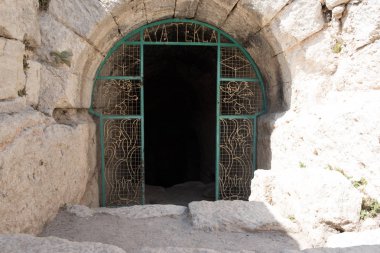 Aya Tekla yeraltı mağara Kilisesi Saint Aya Ayatekla veya Aya Thekla, olarak da bilinen kapısıdır Silifke, Mersin, Türkiye'de bulunan harap tarihi Kilisesi Bizans dönemi hac sitesinde.