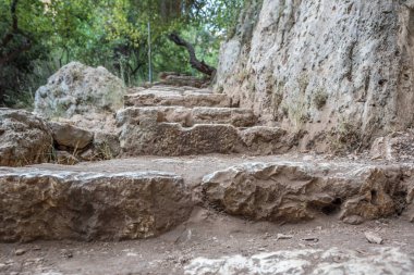 Mağara, Silifke İlçesi, Mersin Türkiye Cennet Çöküğü doğru taş kaygan merdiven