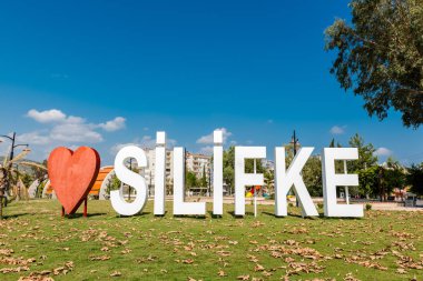 Silifke kasaba adı harfleri Park şehrin girişinde şeklinde kalp ile. Silifke, Mersin, Türkiye.