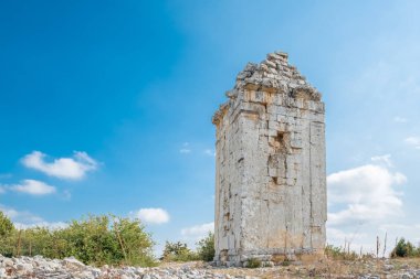Zemin üzerine mavi gökyüzü ile görünümü Hellenics anıt mezarı bulunan antik, Silifke, Mersin, Türkiye