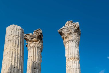 Mavi gökyüzü ile Zeus Tapınağı'nda yer alan antik, Silifke, Mersin, Türkiye antik antik kent sütunlarının mermer.