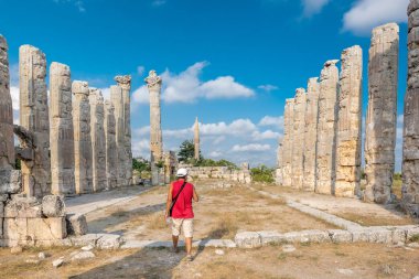 Yürüyüş ve Zeus Tapınağı'nda Ağustos 2017 Uzuncaburc,Silifke,Mersin,Turkey.29 içinde bulunan antik antik kenti keşfetmek tanımlanamayan turist