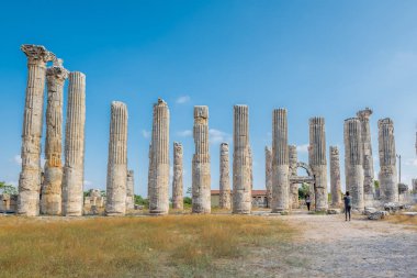 Yürüyüş ve Zeus Tapınağı'nda Ağustos 2017 Uzuncaburc,Silifke,Mersin,Turkey.29 içinde bulunan antik antik kenti keşfetmek tanımlanamayan turist