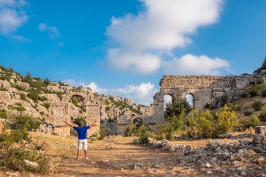 T-shirt, kolları açık genç adam Olba antik kenti antik, Silifke, Mersin, Türkiye'de bulunan açık zevk özgürlük yaymak